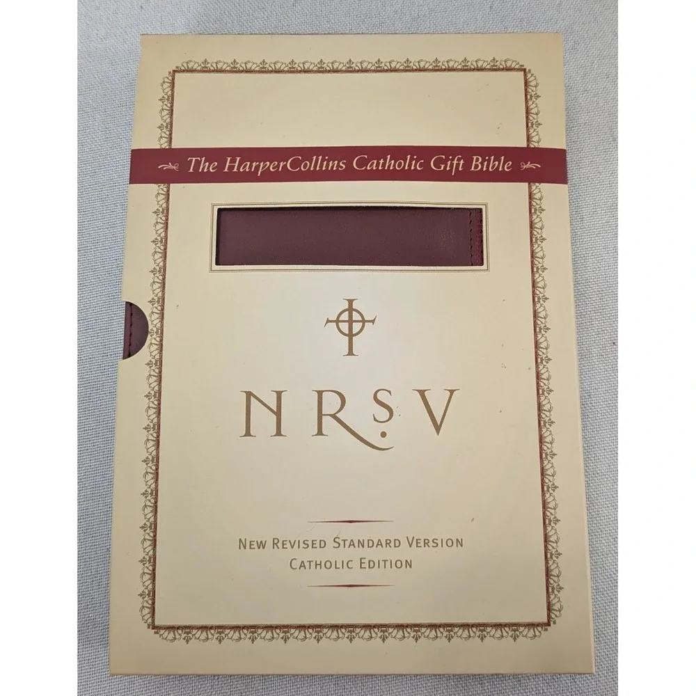 HarperCollins NRSV Catholic Gift Bible Unisex OS Burgundy  Gift Edition